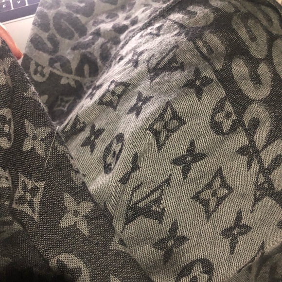 Louis Vuitton scarf - Picture 1 of 4